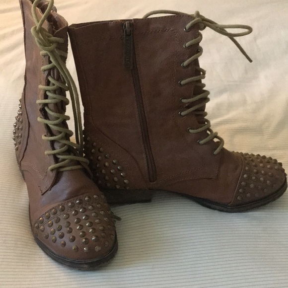 Breckelle’s tan studded leather boots, size 8 - Picture 2 of 6